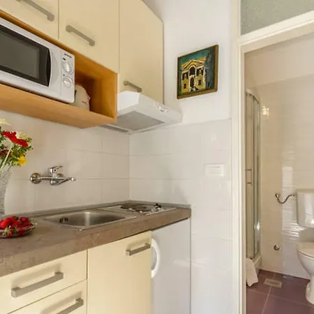 Roje Studio With Yard Apartment